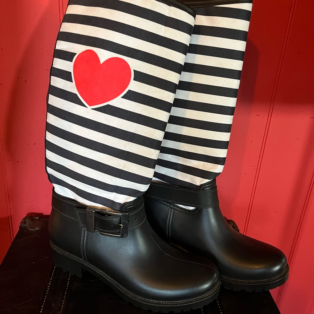 Cutest rain boots ever 🖤🤍❤️